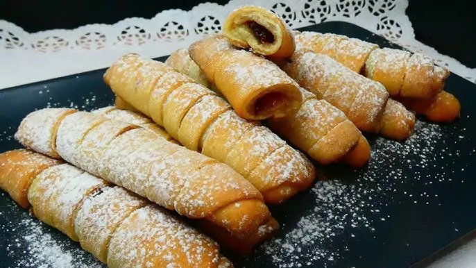 Булки з маком та рогалики